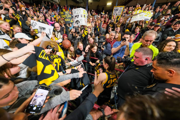 February 28, 2024, Minneapolis, Minnesota, USA: Iowa Hawkeyes guard CAITLIN CLARK (22) signs autographs after a NCAA, College League, USA Womenâ€⠢s Basketball game between Minnesota and Iowa in Williams Arena on February 28th, 2024. Iowa won 108-60. Caitlin Clark also surpassed Lynette Woodardâ€⠢s record for the most points scored in womenâ€⠢s college basketball history. Minneapolis USA - ZUMAg254 20240228_zsp_g254_155 Copyright: xStevenxGarciax